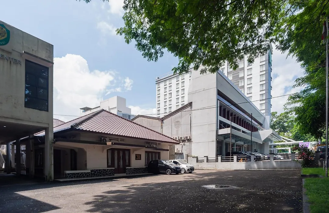 RedDoorz Plus near RS PMI Bogor-1